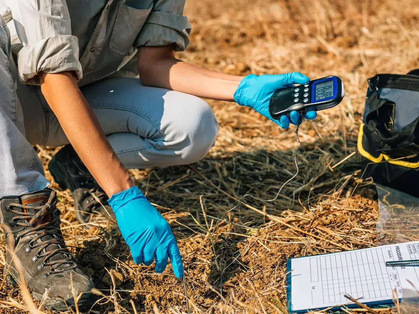 Expert SolNova Ingénierie mesurant la perméabilité du sol sur le terrain