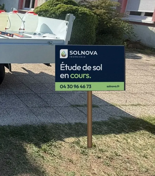 Panneau « Étude de sol en cours » SolNova Ingénierie devant une maison
