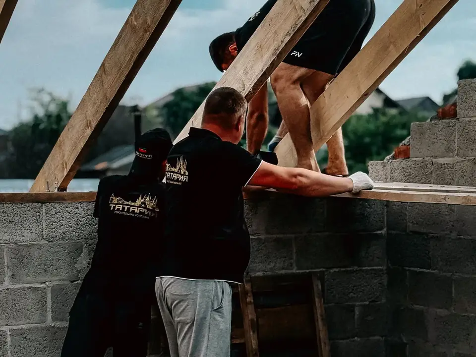 Construction d'une maison en cours, murs en parpaings et charpente