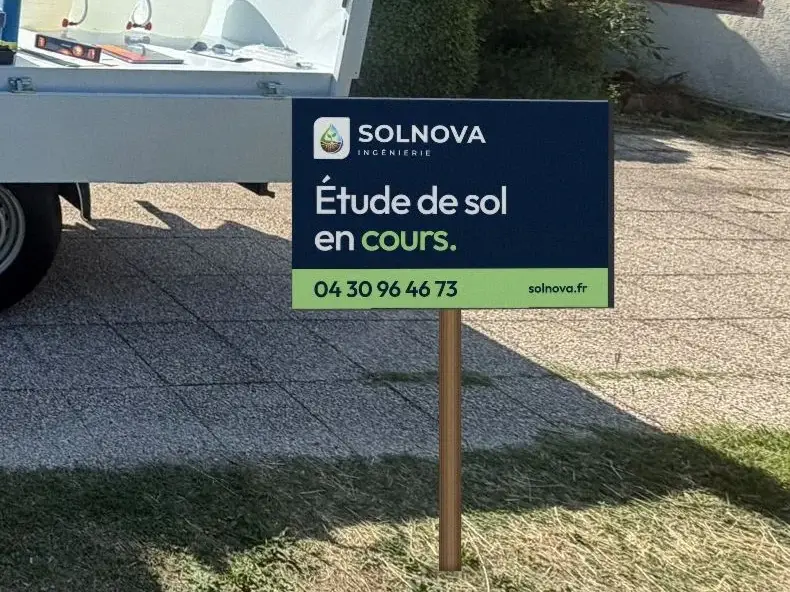 Panneau « Étude de sol en cours » SolNova Ingénierie devant une maison