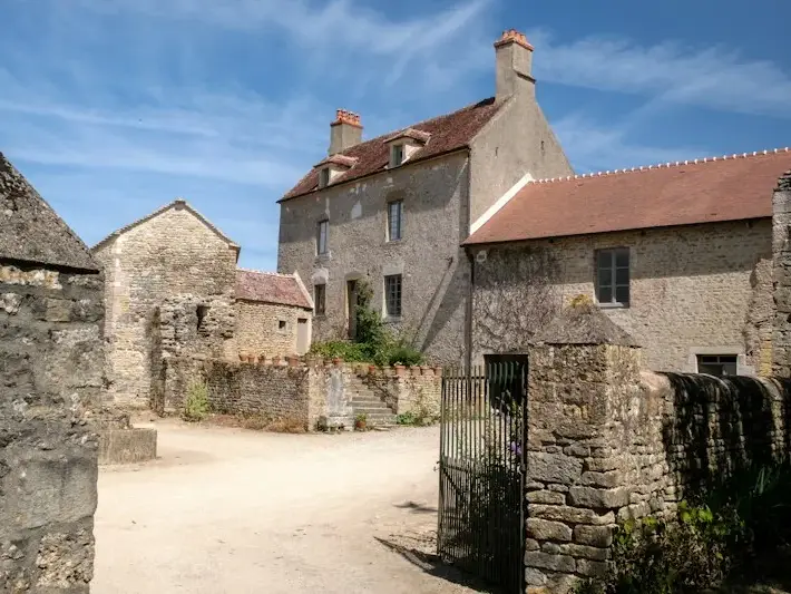 Rue d'un village et ses maisons en pierre